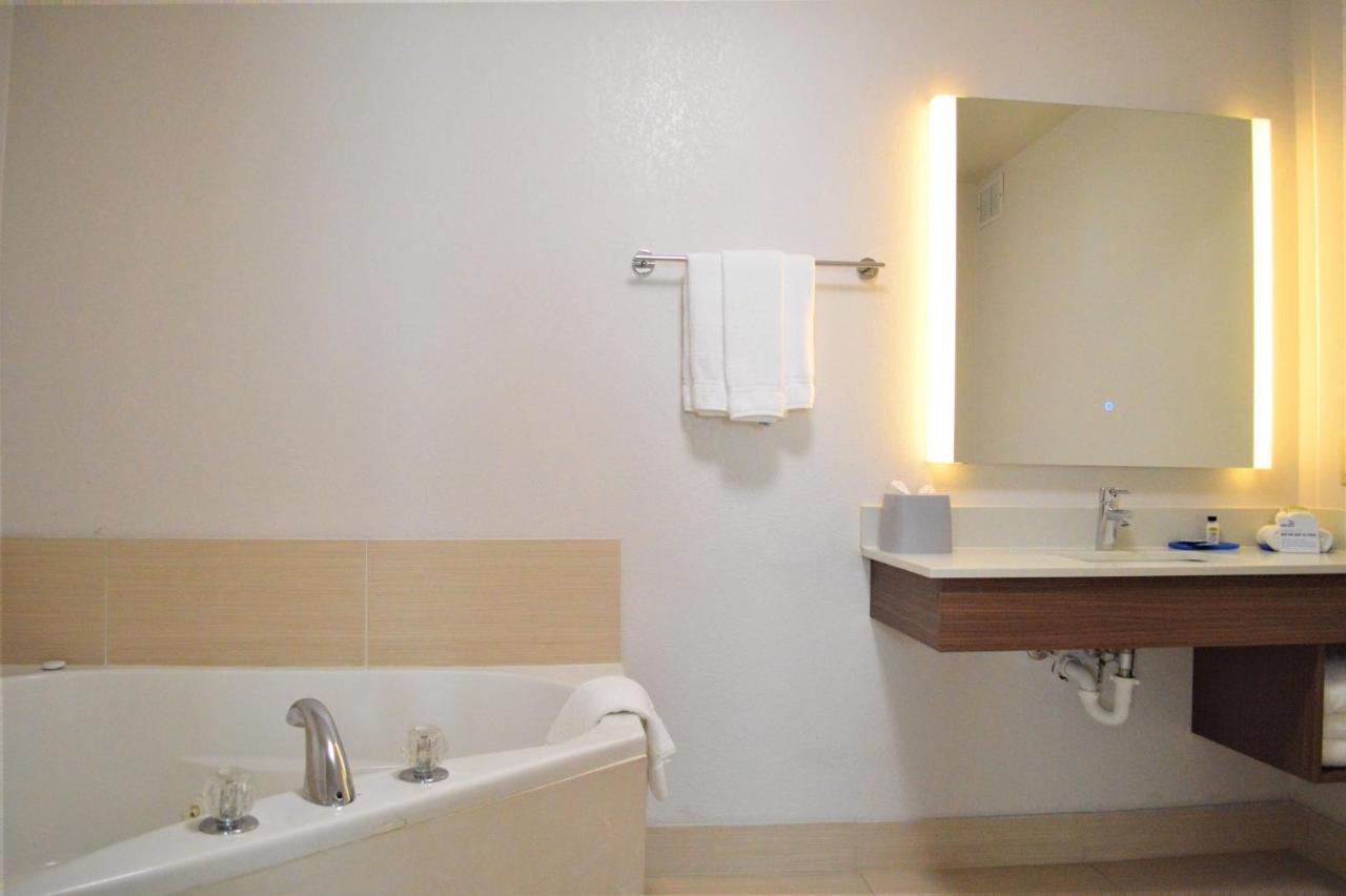 Holiday Inn Express & Suites Batesville By Ihg Bagian luar foto