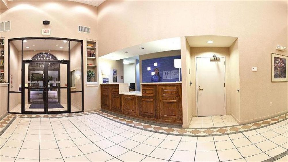 Holiday Inn Express & Suites Batesville By Ihg Bagian luar foto